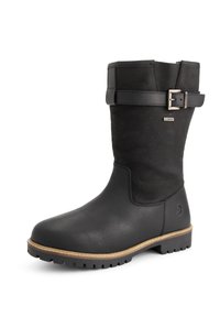 Zwarte leren laars tot halverwege de kuit met een gestructureerde bovenkant, een gespdetail, beige stiksels op de zool en een robuuste rubberen zool.