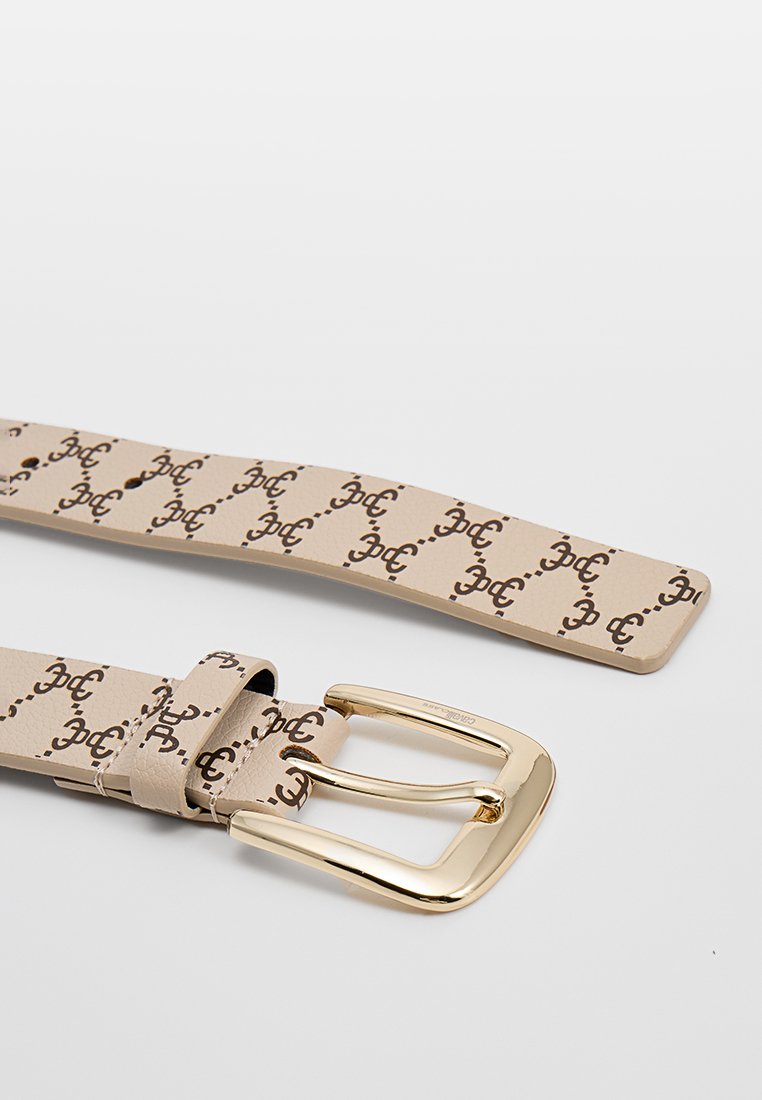 Cintura in pelle beige con motivo a logo ripetuto, dotata di una fibbia rettangolare dorata e una superficie liscia. Include più fori per la regolazione.