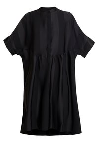 Abito corto nero a maniche corte con scollo rotondo, caratterizzato da strisce verticali texture, vestibilità ampia e vita arricciata per un maggiore volume.