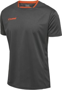 Mænds kortærmet atletisk t-shirt i mørkegrå. Har en orange rundhals og logo, samt et struktureret, åndbart stof.