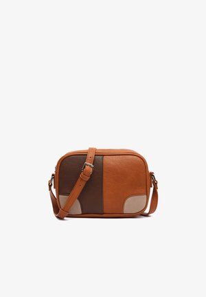 Rechthoekige crossbodytas met verstelbare riem, uitgevoerd in bruine, donkerbruine en beige kleurenblokken, en een ritssluiting aan de bovenkant.