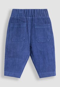 Pantalones de pana azul para niño pequeño con cintura elástica y dos bolsillos parche en la parte trasera, mostrados extendidos sobre un fondo gris.