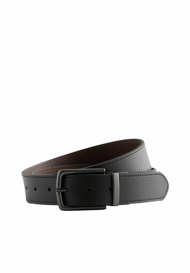 Ceinture en cuir noir avec une finition texturée, dotée d'une boucle en métal rectangulaire et de nombreux trous pour un ajustement de la taille.
