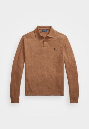 Brun strikket polo genser med krage, lange ermer og en liten brodert logo på brystet. Teksturert stoff med ribbestrikket nederkant.