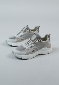Scarpe da corsa in mesh grigio e pelle con suole bianche, caratterizzate da dettagli metallici e un collare imbottito per il comfort. Design a punta rotonda.