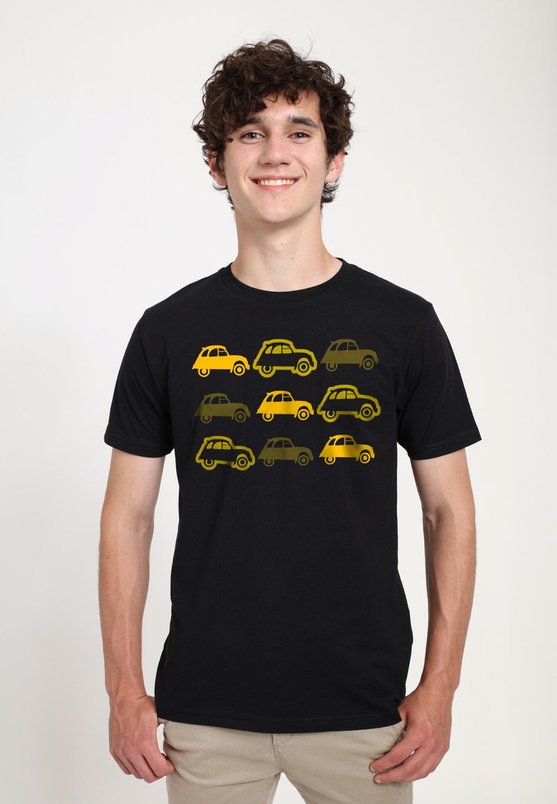 Sort bomuld t-shirt med et grafik af biler i gult og grønt, arrangeret i rækker med forskellige designs. Glat stoftekstur.