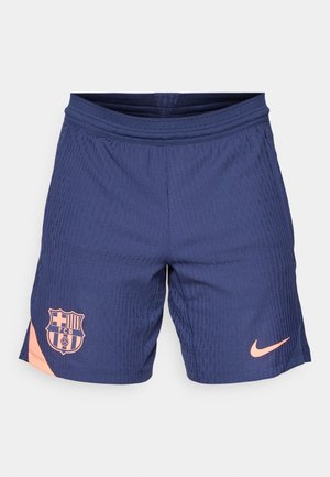 Marineblaue Sportshorts mit einem strukturierten Muster, featuring orange Farben und einem Barcelona-Logo am linken Oberschenkel. Hergestellt aus leichtem Stoff.