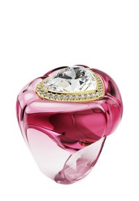 Rosa glasring med en stor hjärtformad klar ädelsten omgiven av små diamanter i en guldinställning.