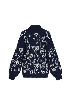 Tumes sinine kudumissviiter, kus on keerukad valged lillemotivid, kõrge kaelus ja volüümikad varrukad. Pehme tekstuur definitsiooniga mustritega.