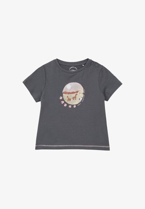 T-shirt en coton gris avec des manches courtes et des pressions aux épaules. Le design sur le devant présente deux girafes, un paysage et des accents floraux roses.
