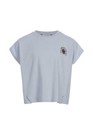 Lichtblauw cropped T-shirt met opgerolde mouwen en een zwarte zonafbeelding met de tekst "Good Vibes and Sunny Days" op de linkerborst.