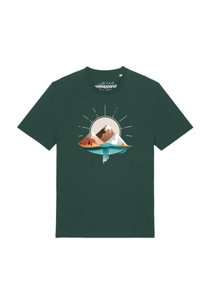 T-shirt vert foncé à manches courtes avec un graphisme de montagnes, d'un lac, d'une cascade et du soleil avec des rayons au centre devant.