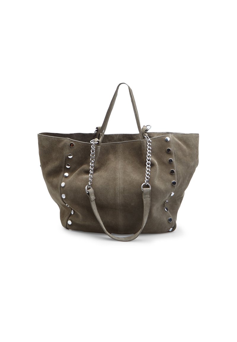 Borsa a tote in suede verde con accenti di borchie argentate e manici a catena. Presenta un design spazioso e una finitura morbida e testurizzata.