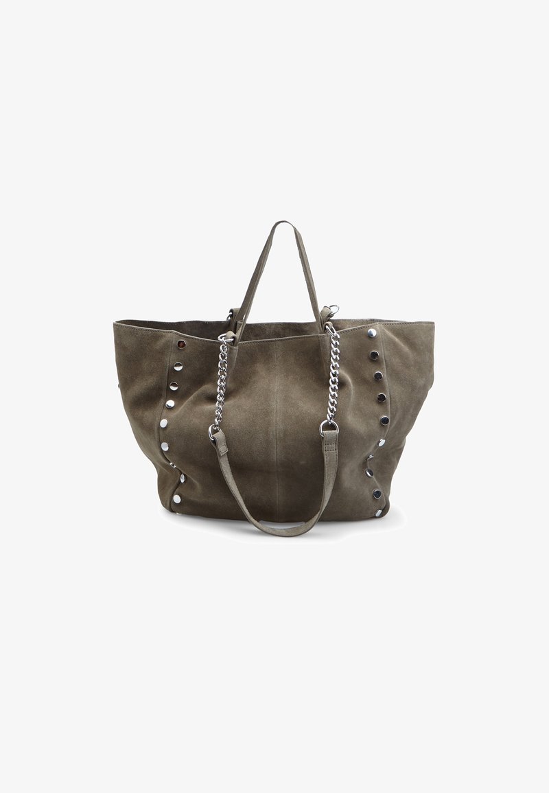 Grüne Wildleder-Handtasche mit silbernen Nietenakzenten und Kettengriffen. Bietet ein geräumiges Design und eine weiche, strukturierte Oberfläche.