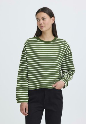 Felpa a maniche lunghe verde e bianca a righe con scollo rotondo e vestibilità comoda, abbinata a pantaloni neri. Tessuto morbido.