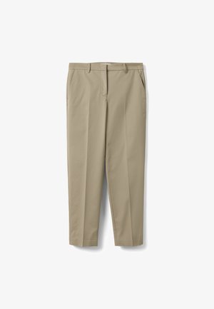 Pantalones beige a medida con trabillas para cinturón, bolsillos laterales y pliegues prensados, mostrados planos sobre un fondo blanco.