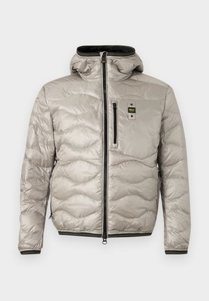 Chaqueta acolchada tipo puff gris claro con capucha, cremallera frontal, bolsillo con cremallera en el pecho con parche de logo y puños y dobladillo con ribete negro.