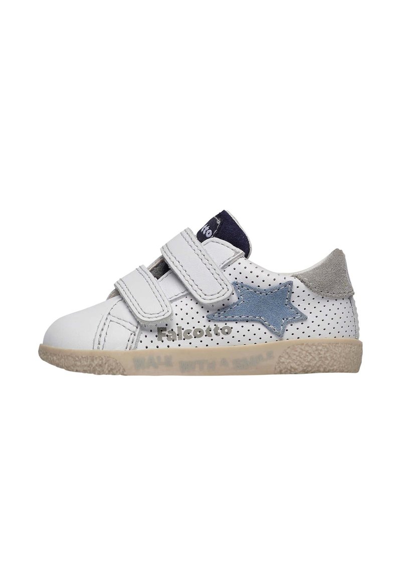 Zapatillas blancas para niños con diseño perforado, acento de estrella azul y dos correas de Velcro. Tacón de gamuza gris y suela de goma beige.