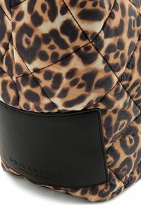 Tasche mit Leopardenmuster und gesteppter Oberfläche, ausgestattet mit Akzenten aus schwarzem Leder und Branding. Sie bietet eine weiche, gepolsterte Textur und eine strukturierte, abgerundete Form.