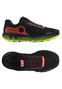 Scarpe sportive nere con un upper in mesh traspirante, dettagli rossi e una suola in gomma verde brillante con un motivo di presa testurizzato.