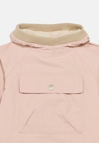 Ροζ μπουφάν με μπεζ ριμπ κολάρο, με μπροστινή τσέπη και κλείσιμο με κουμπί. Κατασκευασμένο από λείο, ελαφρύ υλικό.