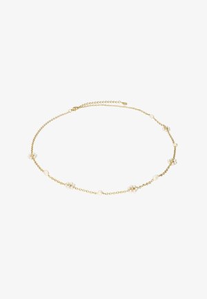Goldene Halskette mit kleinen weißen Perlen und gleichmäßig entlang der Kette angeordneten Perlenblumen-Clustern sowie verstellbarem Verschluss.