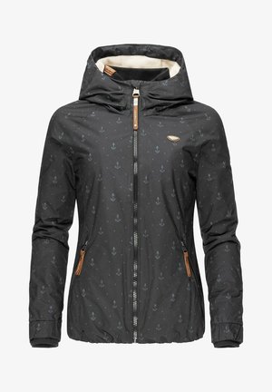 Svart jacka med vitt ankarmönster, dragkedja fram, huva och elastiska ärmslut. Mjuk innerfoder, har tan läderdetaljer. Vattentätt material.