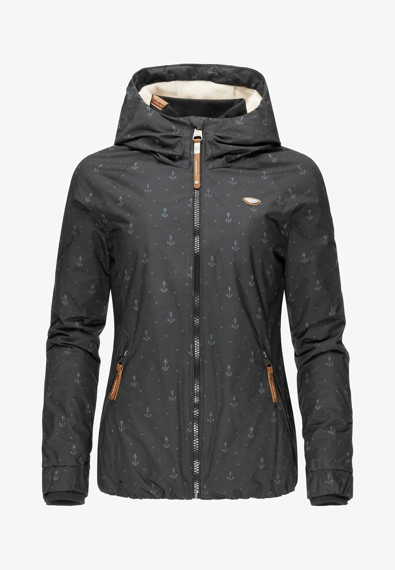 Giacca nera con motivo bianco ad ancora, chiusura con zip, cappuccio e polsini elasticizzati. Fodera interna morbida, presenta dettagli in pelle color beige. Materiale impermeabile.