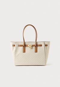 Borsa tote beige con manici in pelle e dettagli in oro, caratterizzata da un motivo a logo ripetuto e accenti in tonalità marrone chiaro contrastanti sulla parte frontale.