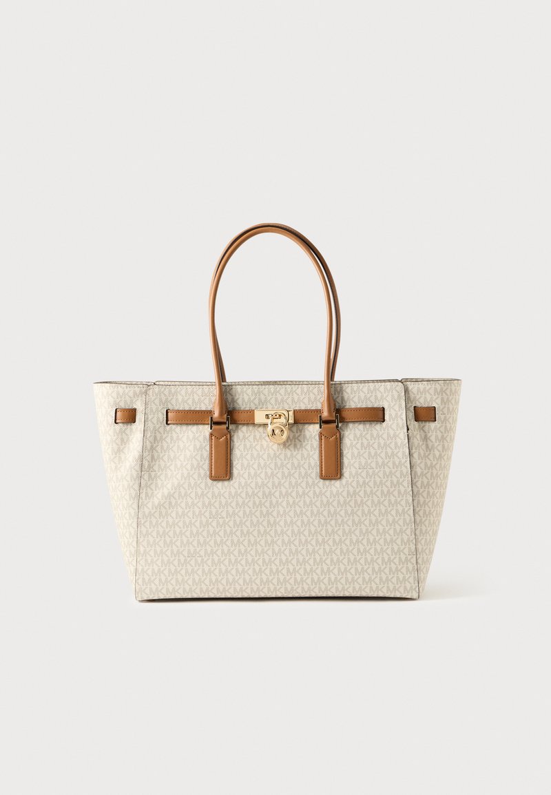 Borsa tote beige con manici in pelle e dettagli in oro, caratterizzata da un motivo a logo ripetuto e accenti in tonalità marrone chiaro contrastanti sulla parte frontale.