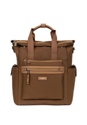 Zaino in nylon marrone con doppi manici superiori, una tasca frontale con zip e tasche laterali. Presenta una texture liscia e un design rettangolare.