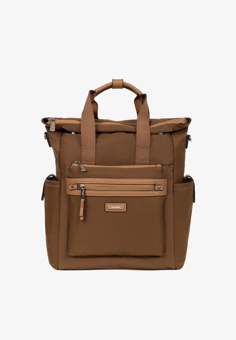 Sac à dos en nylon marron avec des poignées supérieures doubles, une poche zippée à l'avant et des poches latérales. Présente une texture lisse et un design rectangulaire.