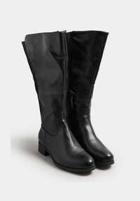 Czarne skórzane kozaki sięgające do kolan o gładkiej teksturze, z lekko podniesionym obcasem i zamkiem błyskawicznym z boku, ułatwiającym zakładanie. Zaprojektowane z myślą o komforcie i stylu.