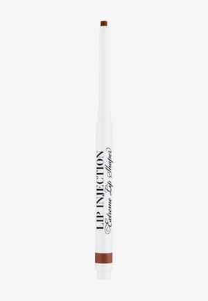 Weißer Lippenstift mit brauner Spitze. Mit fettem schwarzen Text "LIP INJECTION" und "Extreme Lip Shaper" auf dem Körper. Elegantes, verjüngtes Design.