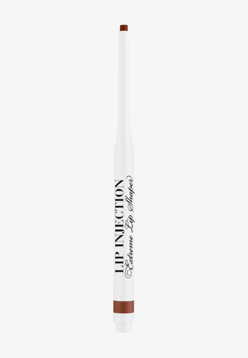 Witte lipliner met een bruine punt. Bevat vetgedrukte zwarte tekst "LIP INJECTION" en "Extreme Lip Shaper" op de huls. Stijlvol, taps toelopend ontwerp.
