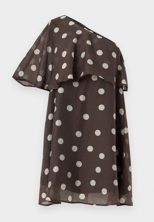 Vestido marrón de un solo hombro con lunares blancos grandes y un sobreposición de volantes fluida en la parte superior.