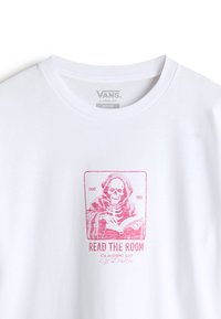 Hvid bomulds t-shirt med rund halsudskæring, der præsenterer en skeletillustration i pink samt teksten "READ THE ROOM" og "CLASSIC LIT".