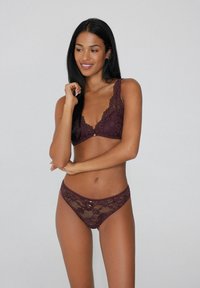 Burgunder Spitzen-Bra und Tanga-Set mit floralen Mustern, filigranen Details, gewellten Kanten und kleinen dekorativen Knöpfen.