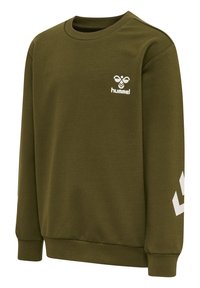 Olive zielony sweter z mieszanki bawełny. Posiada okrągły dekolt, prążkowane mankiety oraz białe logo na klatce piersiowej i rękawie.