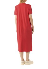 Rotes, knielanges Kleid mit kurzen Ärmeln, rundem Ausschnitt und geradem Schnitt. Aus glattem Stoff mit einem klaren, minimalistischen Design gefertigt.