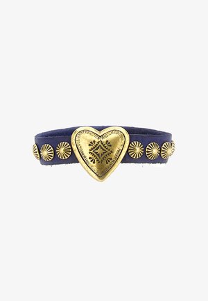 Bracciale in pelle blu navy con un grande centro a forma di cuore dorato, caratterizzato da design intricati e accenti dorati circolari lungo la fascia.