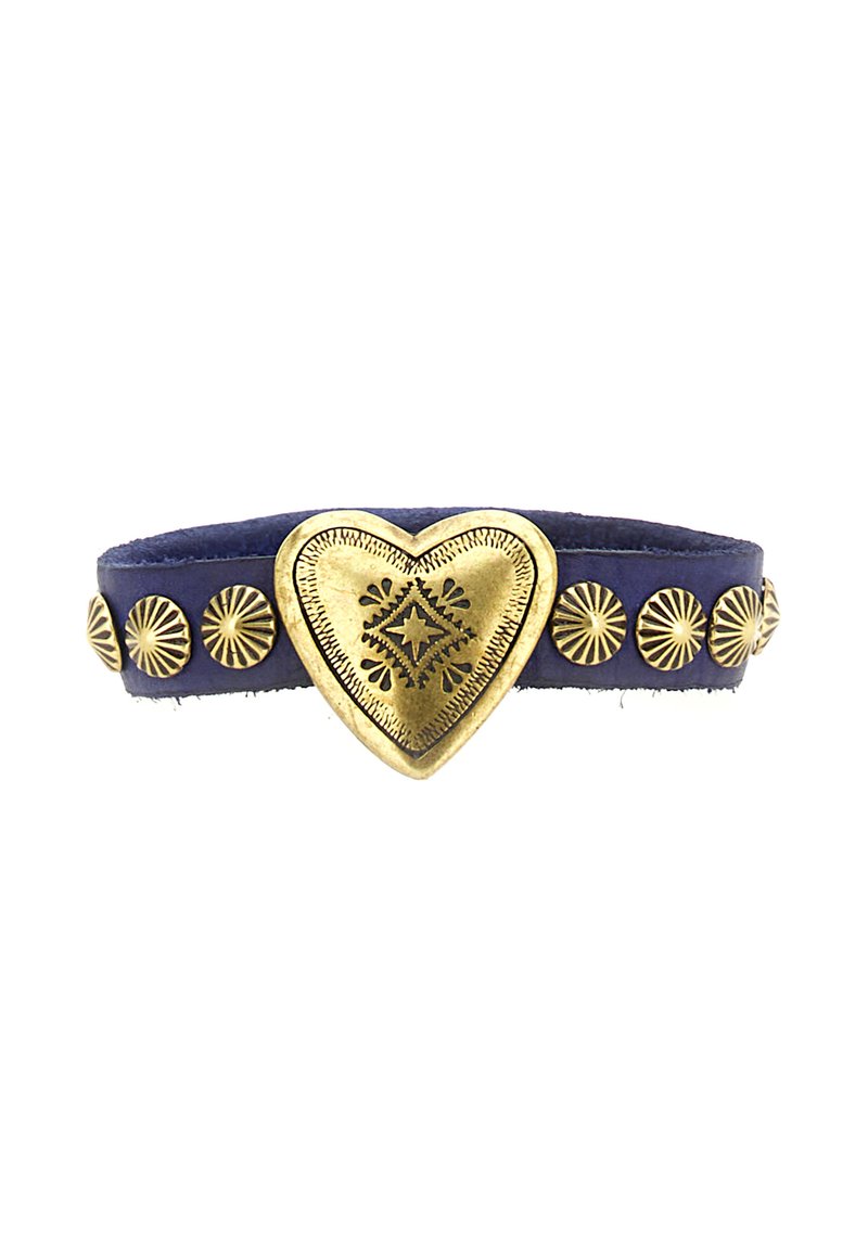 Bracciale in pelle blu navy con un grande centro a forma di cuore dorato, caratterizzato da design intricati e accenti dorati circolari lungo la fascia.