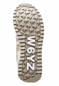 Beige sneakerzool met een stervormig profiel en opvallende "W6YZ" opdruk. Getextureerd rubbermateriaal en dikke, geribbelde randen.