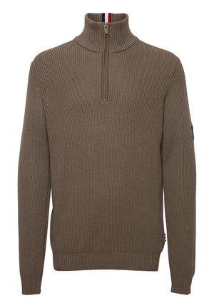 Brun ribbet striktrøje med halv lynlås, høj krave og kontrasterende rød, hvid og blå detalje ved halsen.