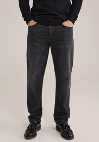 Zwarte denim jeans met een relaxed fit, voorzien van subtiele vervaging, rechte pijpvorm, vijfzakkenontwerp en een contrasterende tailleband.