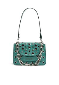 Tyrkysová kabelka s lesklým, texturovaným povrchem, velkými kruhovými nýty a stříbrným řetízkem s klopou.
