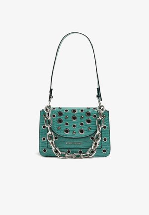 Borsa turchese con superficie lucida e testurizzata, grandi borchie circolari e una tracolla a catena argentata con chiusura a pattina.