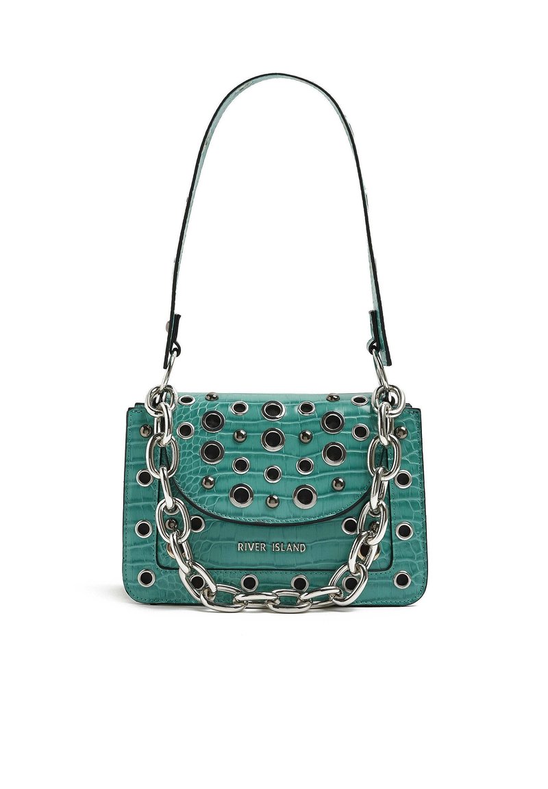 Tyrkysová kabelka s lesklým, texturovaným povrchem, velkými kruhovými nýty a stříbrným řetízkem s klopou.