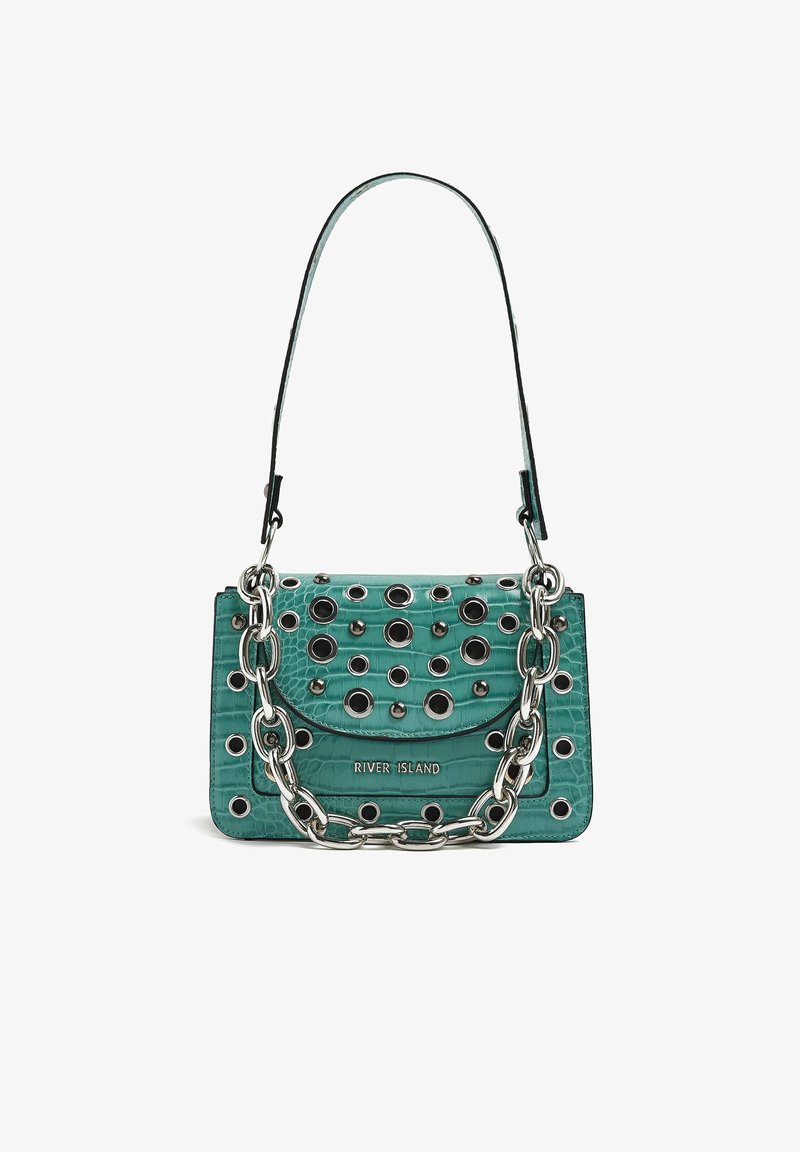 Tyrkysová kabelka s lesklým, texturovaným povrchem, velkými kruhovými nýty a stříbrným řetízkem s klopou.