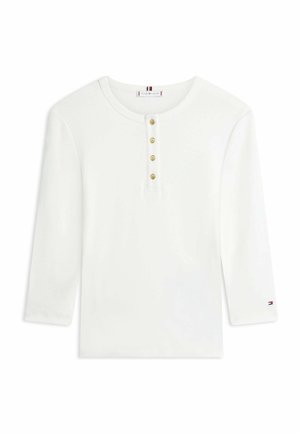 Wit henley-shirt met lange mouwen, een ronde halslijn, vier gouden knopen aan de voorkant en een klein logo op de linker mouwmanchet.